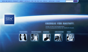 Website-Banner mit blauem Hintergrund und weißen Texten, zeigt fünf schwarz-weiße Porträtfotos