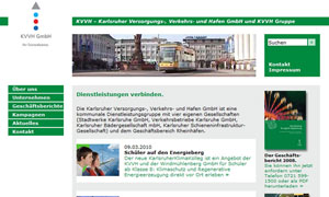 Stadtbild mit Brunnen und Gebäuden aus Stein in verschiedenen Farben