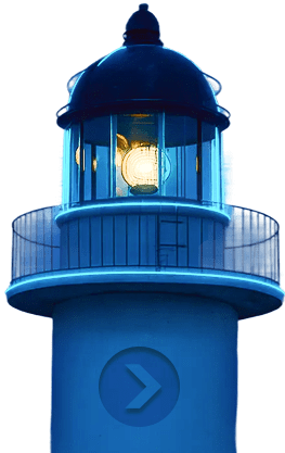 Leuchtturm aus Metall und Glas mit leuchtender Lampe, überwiegend blau beleuchtet