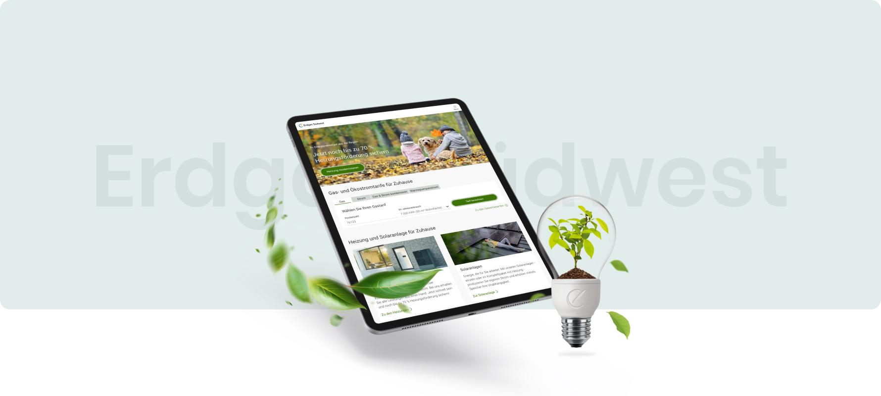 Tablet mit Webseite aus Glas und Metall, daneben Glühbirne mit Erde und grünem Pflanzenspross