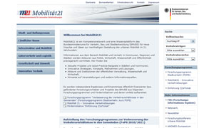 Computerbildschirm mit Webseite Mobilität21, Text und Menü, weißer Hintergrund, blaue und rote Akzente