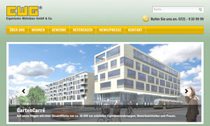 Modernes Bürogebäude aus Glas und Beton mit weißen Fassaden und großen Fenstern unter blauem Himmel