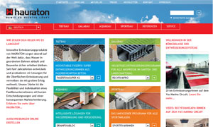 Website-Startseite mit Kacheln, Text und Bildern aus Kunststoff und Metall in Blau, Grün und Rot