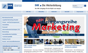 Person hält Tablet mit Marketing-Lehrgang auf Bildschirm, digital, bunt