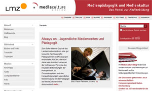 Computerbildschirm zeigt Webseite über Medienpädagogik mit Text und Bildern auf weißem Hintergrund