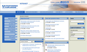 Computerbildschirm zeigt Intranet-Startseite von Stadtwerke Karlsruhe mit blauem und weißem Design